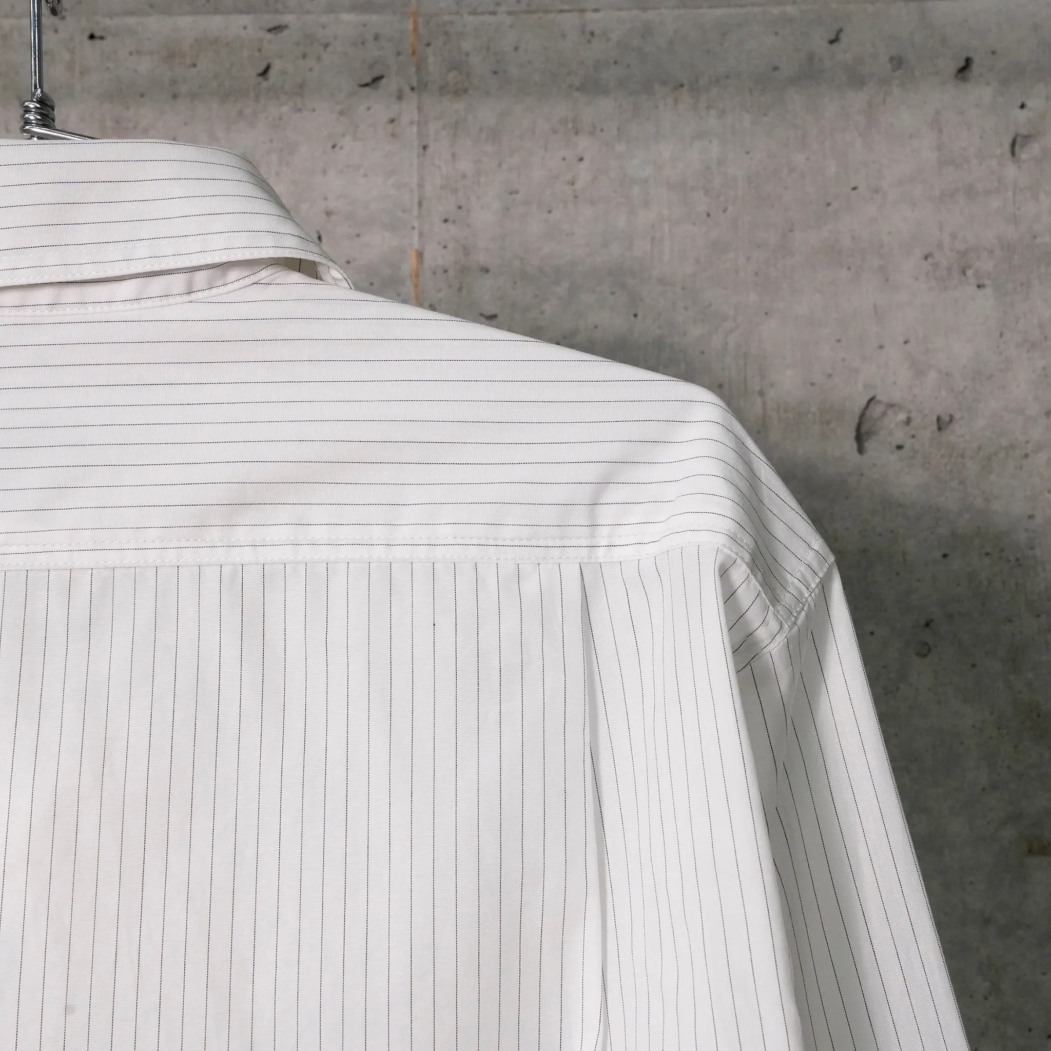 S-CURVE SHIRT / WHITE PINSTRIPE