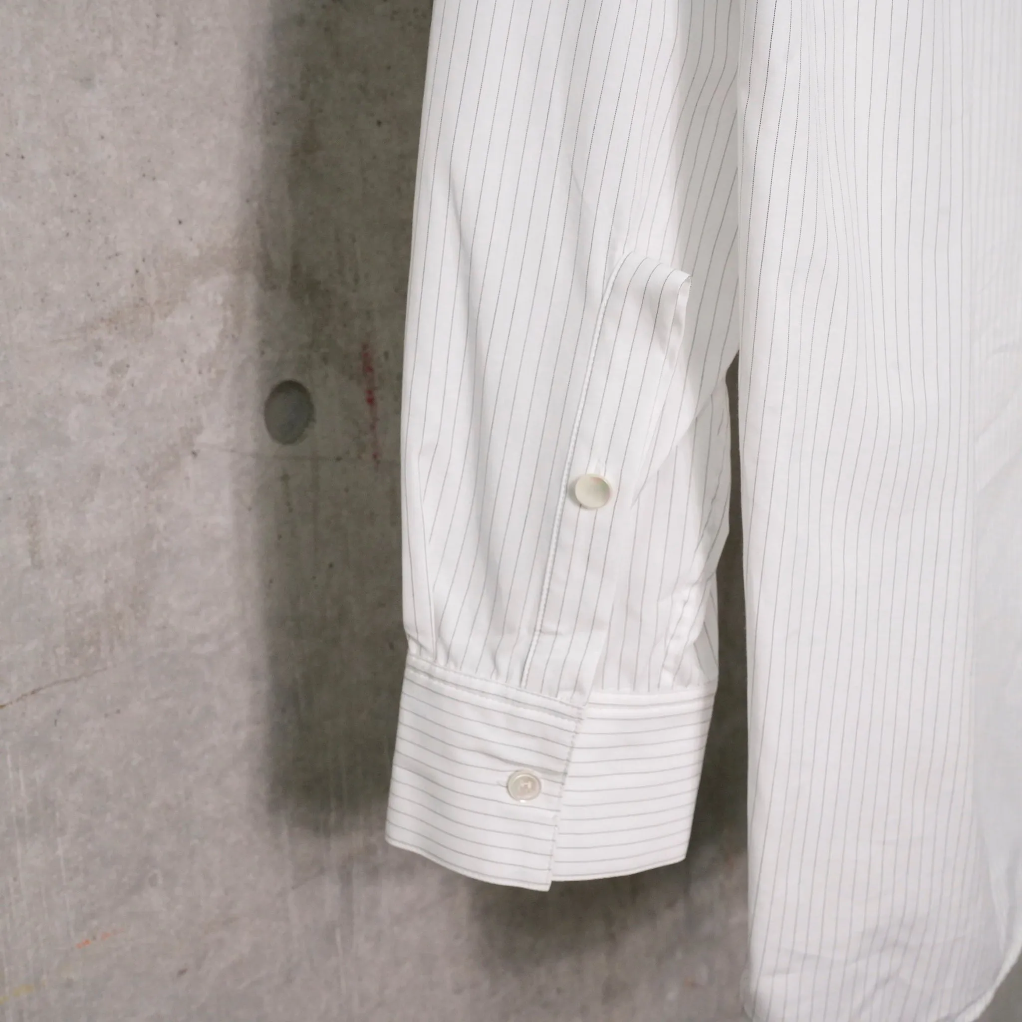 S-CURVE SHIRT / WHITE PINSTRIPE